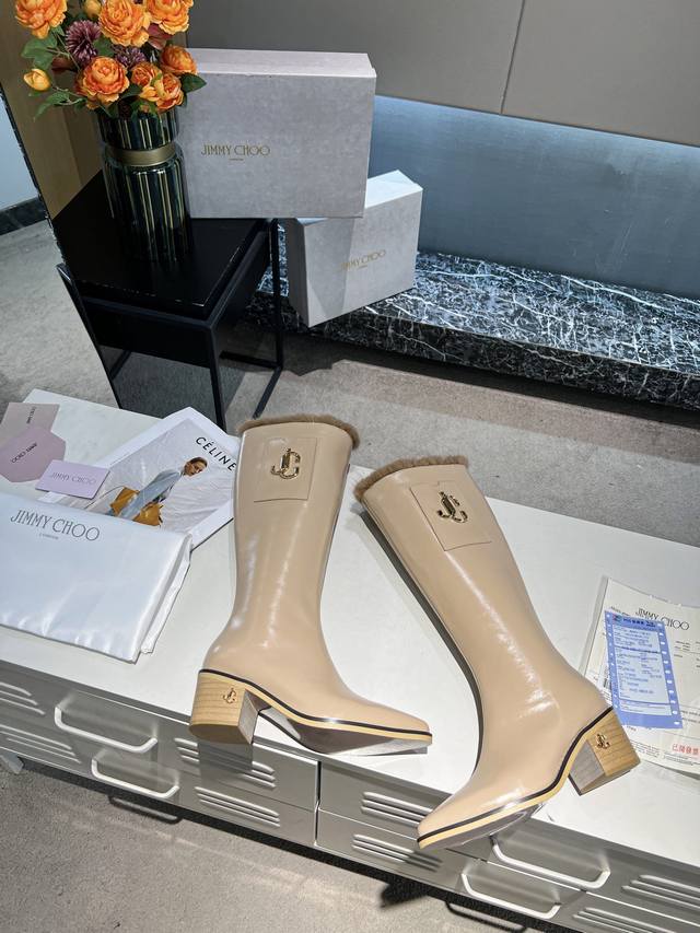 上新上新上新 Jimmy Choo，核心与灵魂所在。完美的中高跟鞋、极为优雅永恒时尚的及踝靴都深受众人喜爱，无论是偏爱都市潮流还是淑女装扮，均能找到与之搭配的；